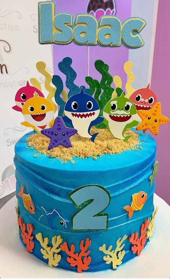 Topo de bolo bebê tubarão menino