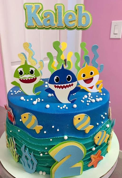 Topo de bolo bebê tubarão menino