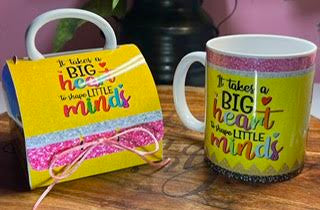 Caneca Professora "É preciso um grande coração para moldar mentes pequenas"