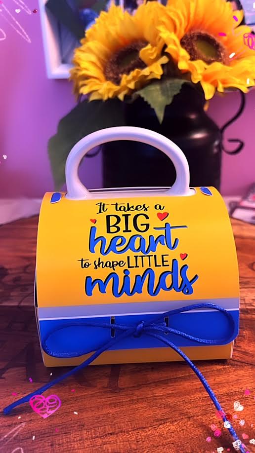 Caneca Professora "É preciso um grande coração para moldar mentes pequenas"